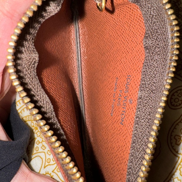 LV KEY POUCH - Picture 8 of 14